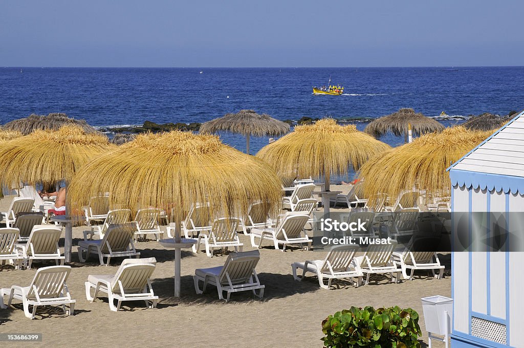 Stroh Sonnenschirme und Liegestühle auf Teneriffa - Lizenzfrei Atlantik Stock-Foto