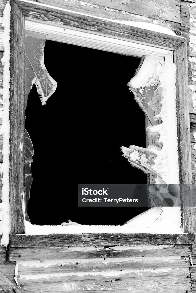 Vieille fenêtre cassé sur une maison déserte - Photo de Cassé libre de droits