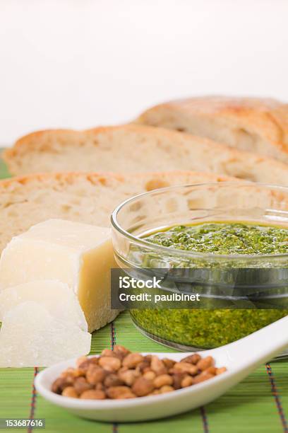 Pesto Parmigiano Pinoli E Pane - Fotografie stock e altre immagini di Alimentazione sana - Alimentazione sana, Baguette, Cibi e bevande