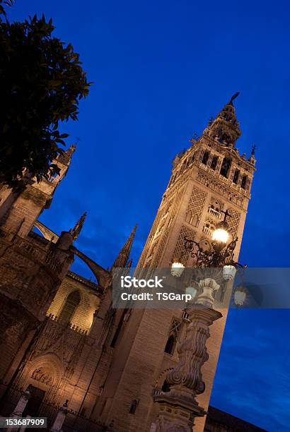 Catedral De Sevilla Al Atardecer Foto de stock y más banco de imágenes de Aire libre - Aire libre, Alto - Descripción física, Anochecer