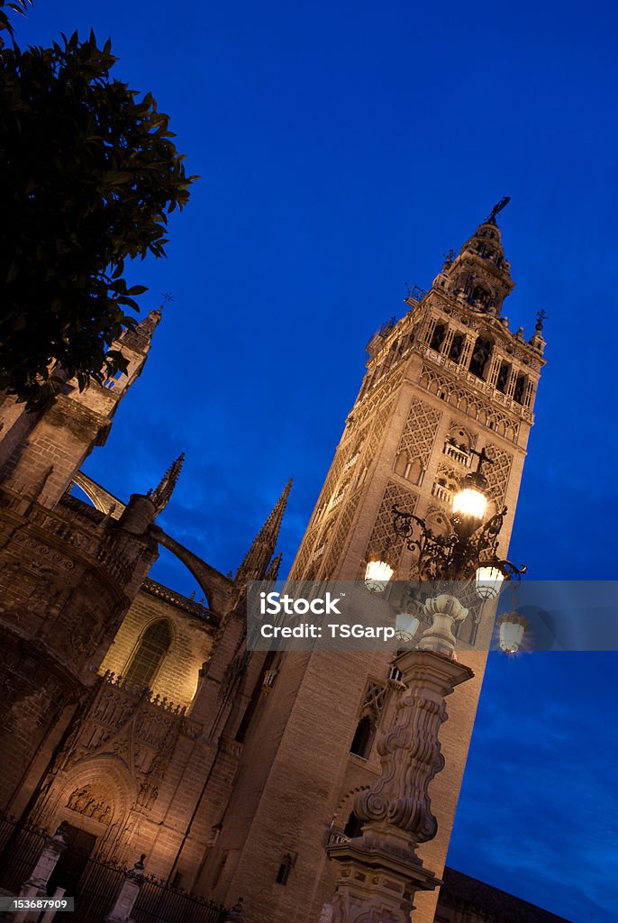 Cattedrale di Siviglia al tramonto - Foto stock royalty-free di Albero