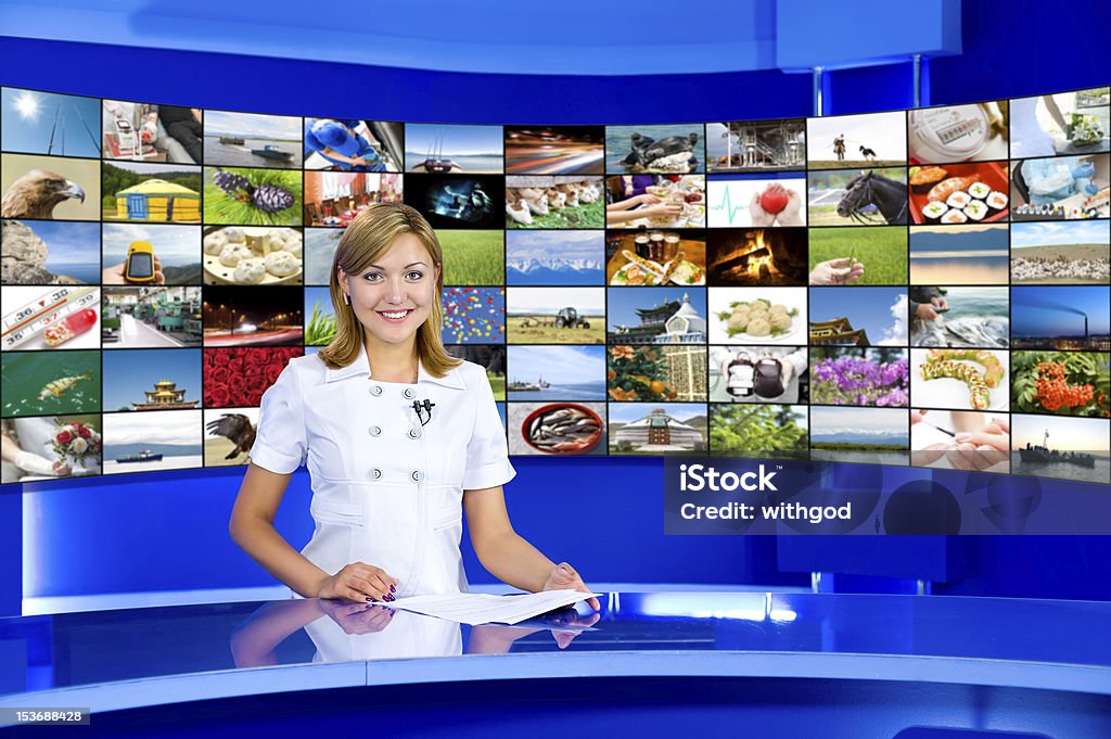 anchorwoman televisión en el televisor de la habitación tipo estudio - Foto de stock de Locutor libre de derechos