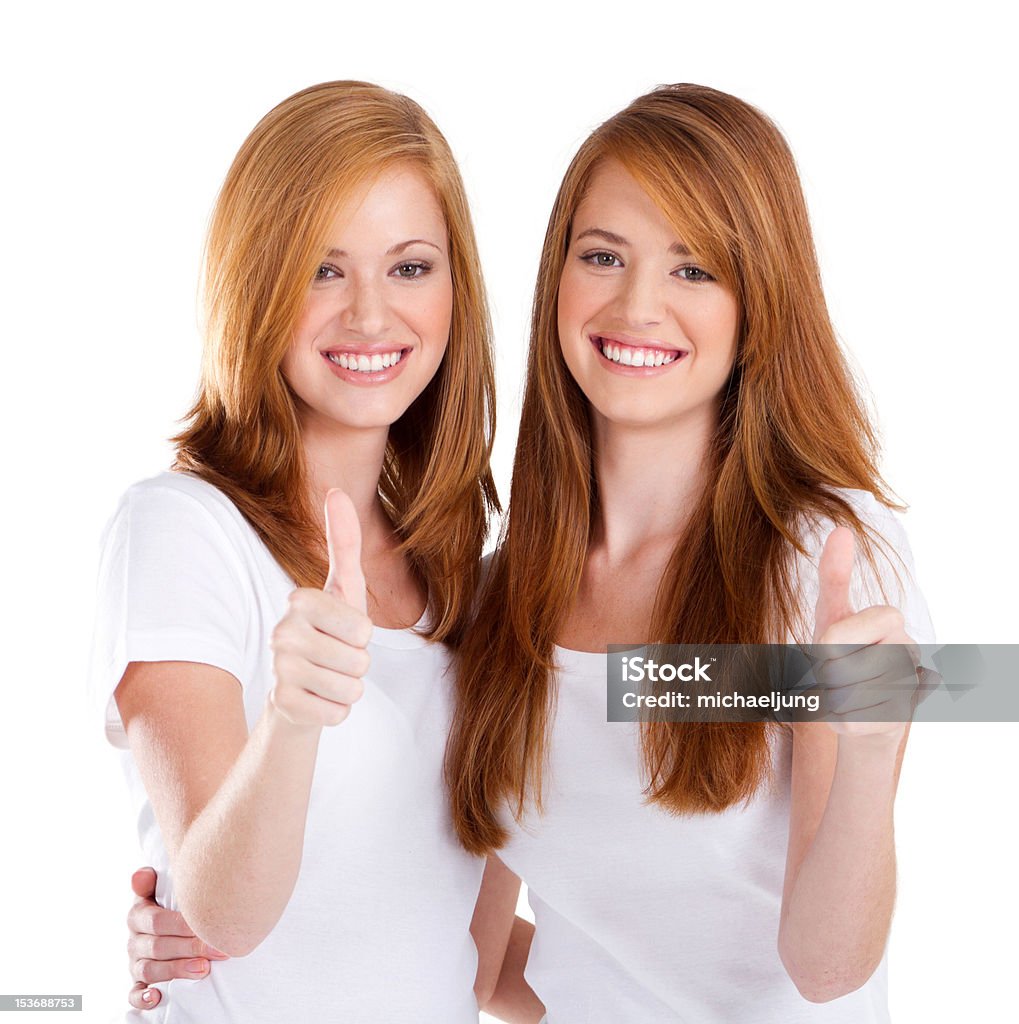 Belle teen sisters donnant thumbs up - Photo de Jumeaux libre de droits