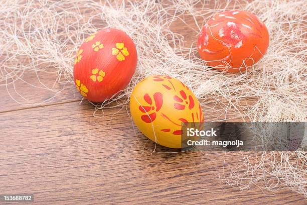 Uova Di Pasqua Dipinta A Mano - Fotografie stock e altre immagini di Arancione - Arancione, Composizione orizzontale, Festeggiamento