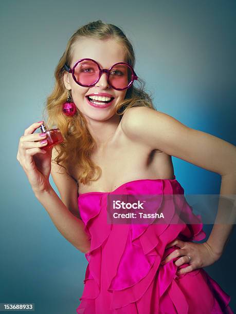 Die Lachen Schöne Mädchen In Rosa Brille Stockfoto und mehr Bilder von Autokorrekturfilter - Autokorrekturfilter, Duftend, Eine Person