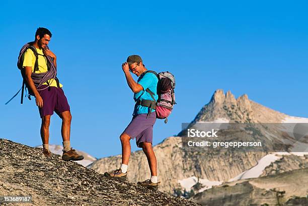 Klettern Team Den Gipfel Erreicht Stockfoto und mehr Bilder von Abenteuer - Abenteuer, Anstrengung, Athlet