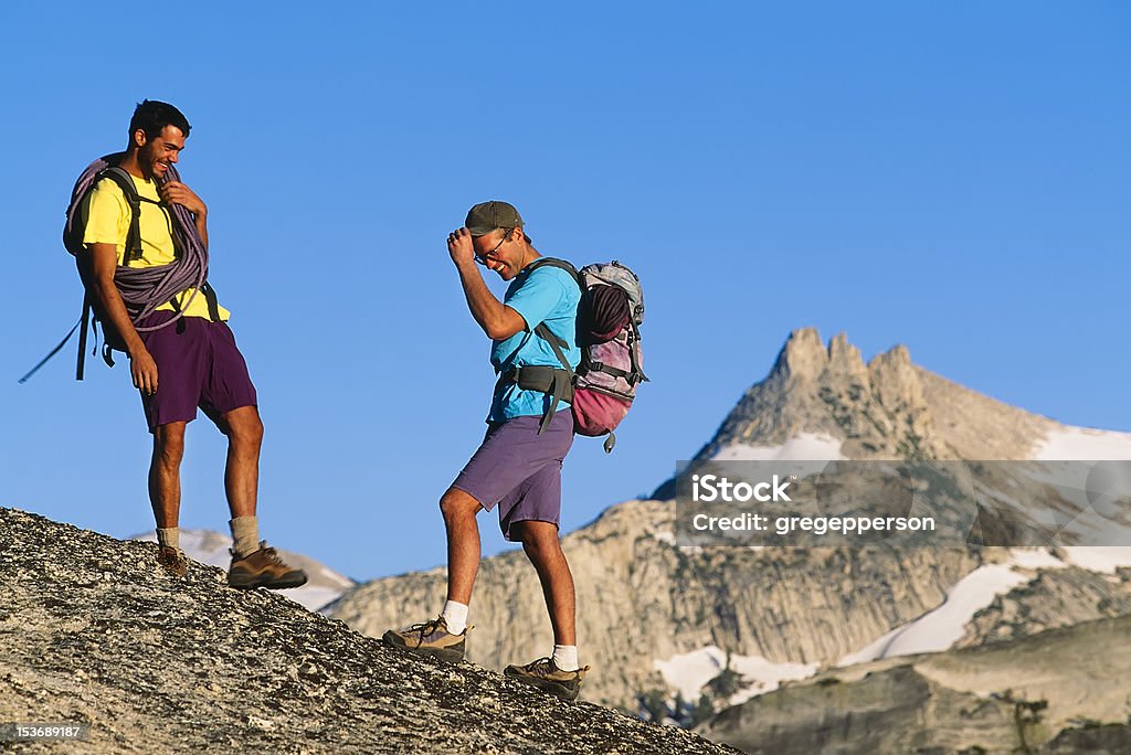 Escalade équipe pour atteindre le sommet. - Photo de Activité de loisirs libre de droits