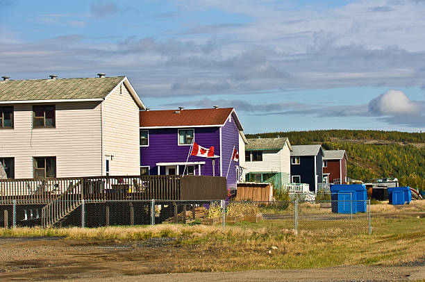 linha de casas - inuvik imagens e fotografias de stock