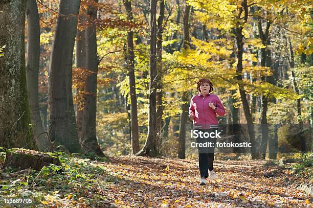 Jogging - zdjęcia stockowe i więcej obrazów Aktywni seniorzy - Aktywni seniorzy, Aktywny tryb życia, Biegaczka