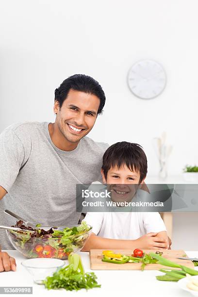 Portret Ojciec I Jego Syn Przygotowują Ich Obiad - zdjęcia stockowe i więcej obrazów Chłopcy - Chłopcy, Czerwony, Dorosły
