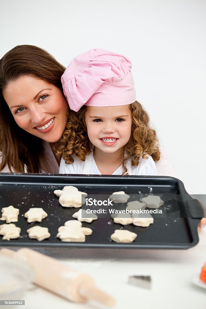 Feliz mãe e filha segurando uma placa com Biscoitos - Royalty-free Acabar Foto de stock