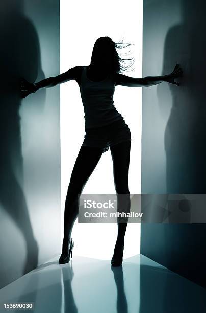 Silhouette Di Ragazza Danza - Fotografie stock e altre immagini di Adolescente - Adolescente, Adulto, Andare in discoteca