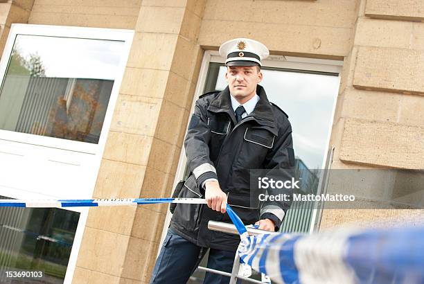 Un Agente Di Polizia Si Piedi Nel Cordone Di Unarea - Fotografie stock e altre immagini di Forze di polizia