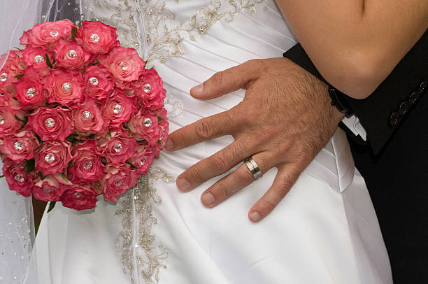 sposo in piedi con le mani rosso bouquet di spose e sul retro - passion women human hand macro foto e immagini stock