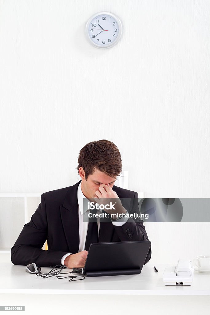 Cansado hombre de negocios joven masaje sus ojos - Foto de stock de 20 a 29 años libre de derechos