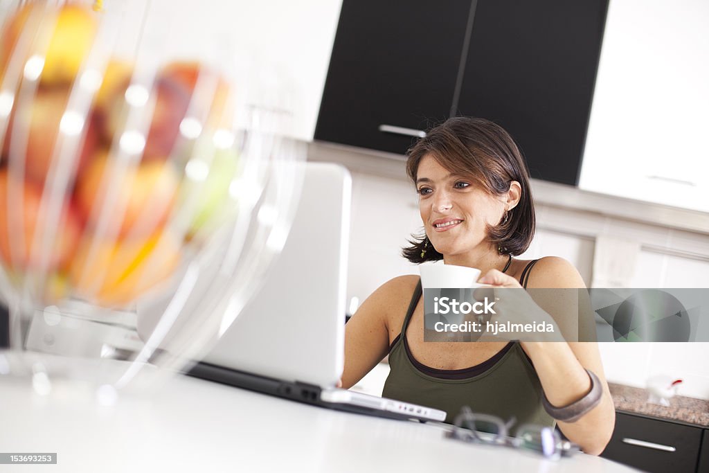 Mujer moderna lectura de correo electrónico en su desayuno - Foto de stock de Adulto libre de derechos