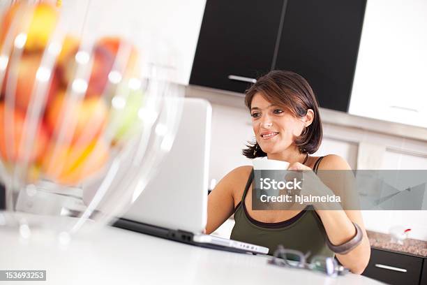 Mujer Moderna Lectura De Correo Electrónico En Su Desayuno Foto de stock y más banco de imágenes de Adulto