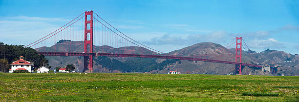 golden gate bridge e prato estivo di san francisco - golden gate bridge bridge san francisco county summer foto e immagini stock