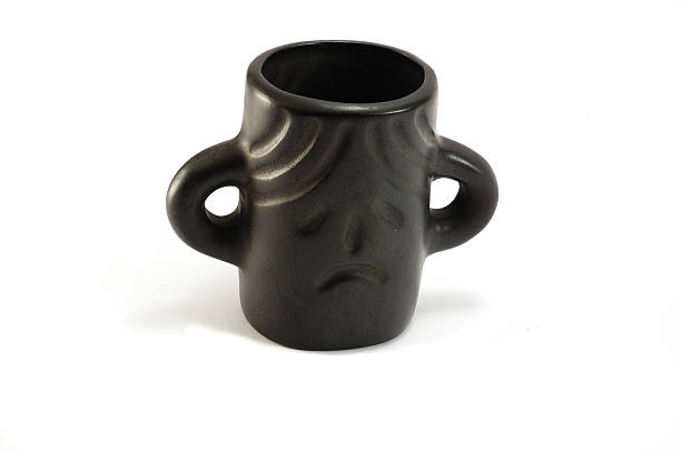 ブラックのセラミック製のカップで白いバックグラウンド、絶縁 - plate ceramics pottery isolated ストックフォトと画像