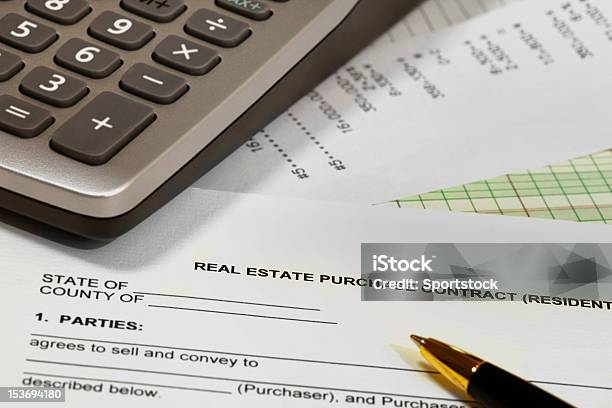 Forma Jurídica Real Estate Contrato De Compra - Fotografias de stock e mais imagens de Acordo - Acordo, Autoridade, Calculadora