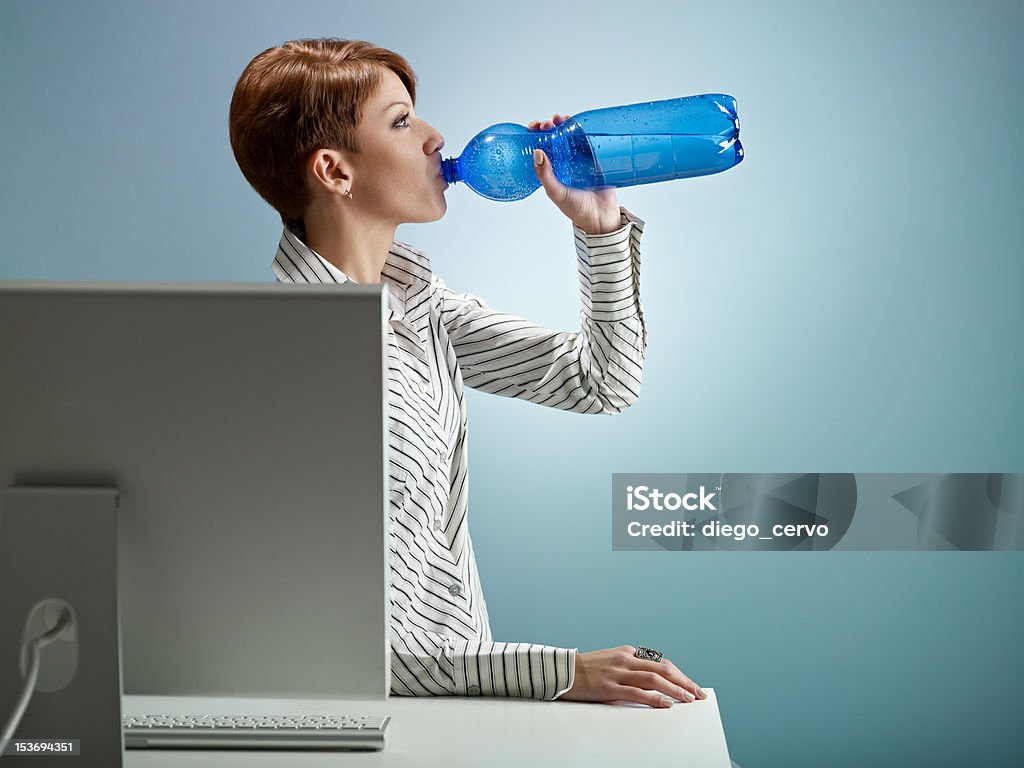 Donna d'affari di bere acqua - Foto stock royalty-free di Abbigliamento da lavoro