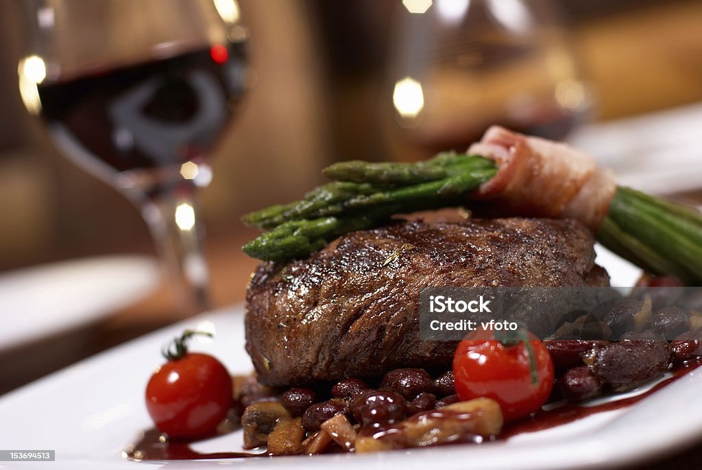 Carne grelhada com molho de tomate - Foto de stock de Bife royalty-free