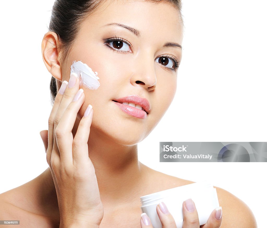 Donna asiatica di bellezza cura della pelle del viso - Foto stock royalty-free di Adulto