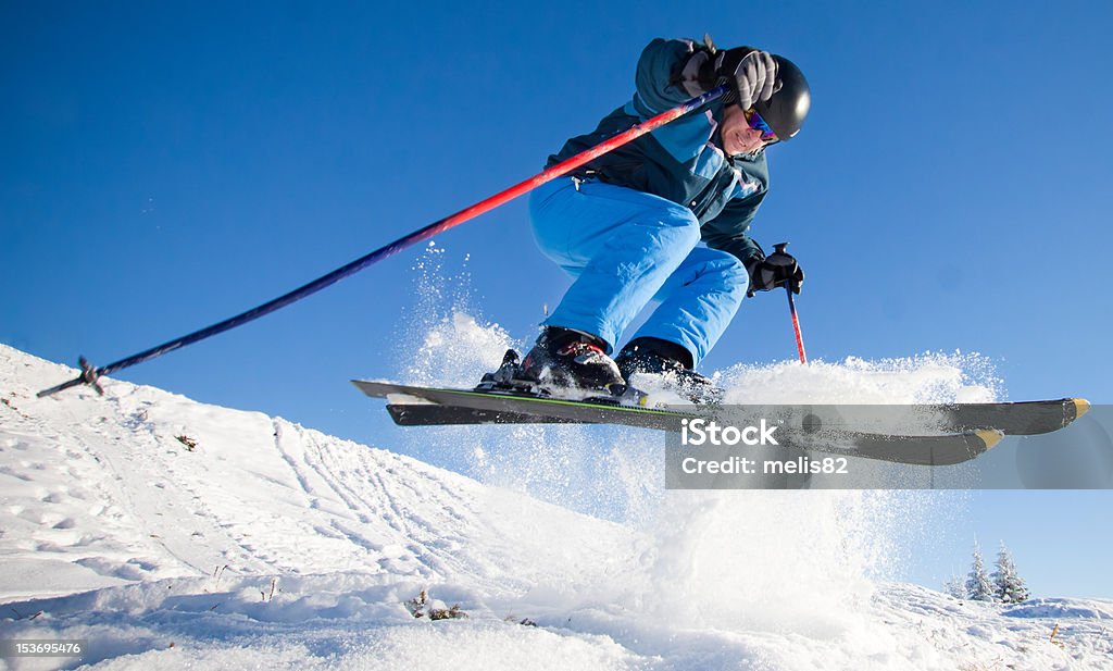 남자 연습 extreme 스키복 on 화창한 날 - 로열티 프리 겨울 스톡 사진