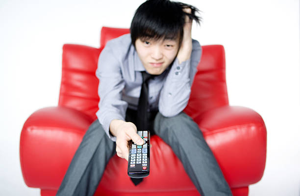 젊은 남자 회색 셔츠 시계 TV 스톡 사진