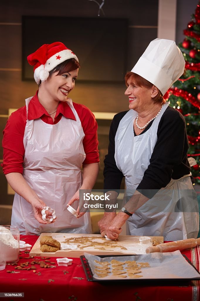 Mère et fille de cuire de Noël - Photo de Adulte libre de droits