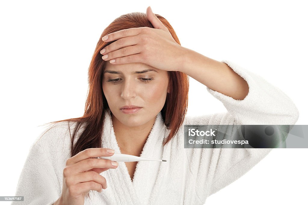 Mujer leyendo un termómetro - Foto de stock de 20-24 años libre de derechos