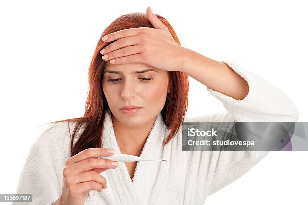 Foto de Mulher Lendo Uma Temperatura e mais fotos de stock de 20-24 Anos - 20-24 Anos, Adulto, Ansiedade