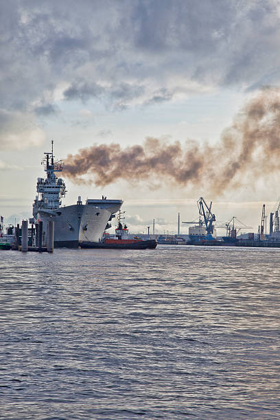 porto de hamburgo, alemanha (st.pauli landungsbrücken - hamburg germany harbor gangplank germany imagens e fotografias de stock