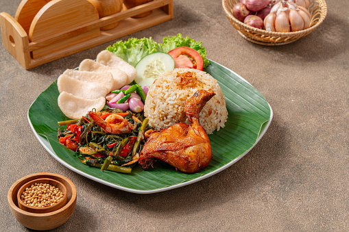 Simangunsong rice (Indonesia : Nasi Simangunsong) comes from the Toba Batak - north sumatra. Simangunsong rice is a combination of stir-fried rice with shrimp paste and fried chicken