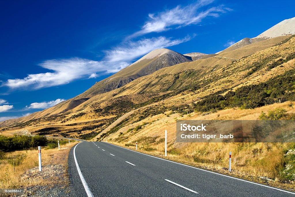 Estrada de montanha no clear dia ensolarado de outono - Foto de stock de Amarelo royalty-free