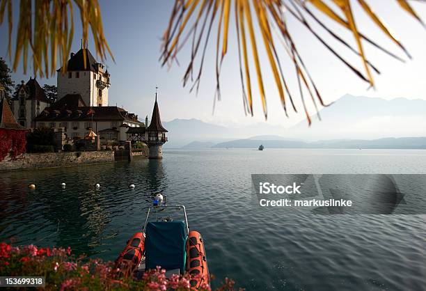 Thunersee Castello Di Oberhofen Am - Fotografie stock e altre immagini di Acqua - Acqua, Ambientazione esterna, Architettura