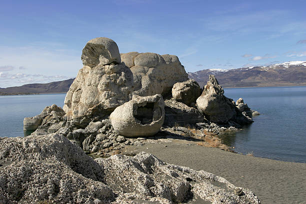 Stone madre formación de roca lago pirámide - foto de stock
