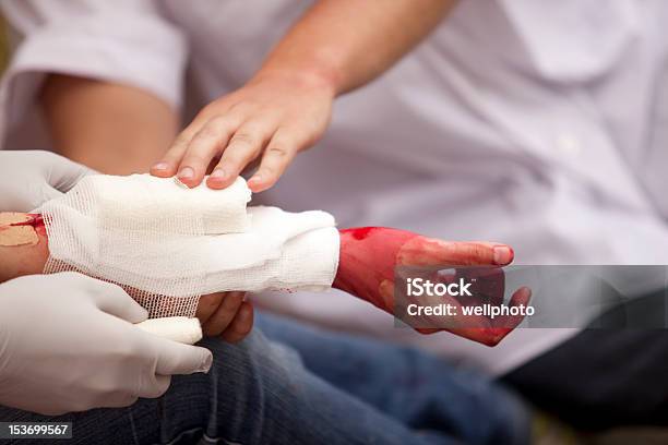 Braccio Di Trattamento Per Danni - Fotografie stock e altre immagini di Sangue - Sangue, Pronto intervento, Ferito