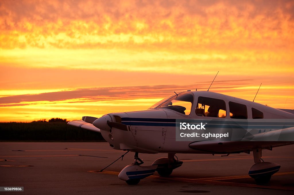 Samolot na zachód słońca - Zbiór zdjęć royalty-free (Dudziarz)