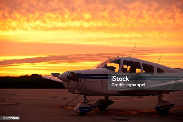 Samolot Na Zachód Słońca - zdjęcia stockowe i więcej obrazów Dudziarz - Dudziarz, Samolot, Fotografika
