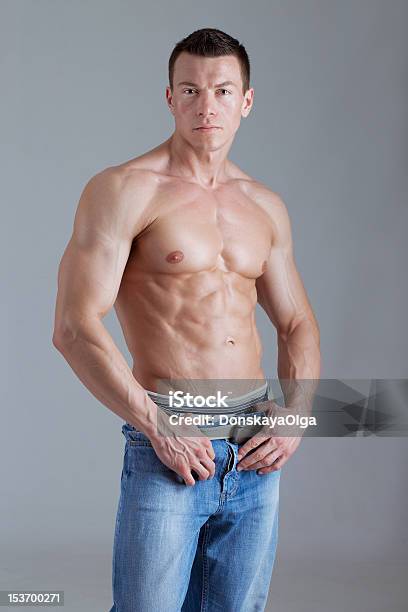 Foto de Homem Atlético e mais fotos de stock de Homens - Homens, Jeans - Calça Comprida, Músculo Peitoral - Musculoso