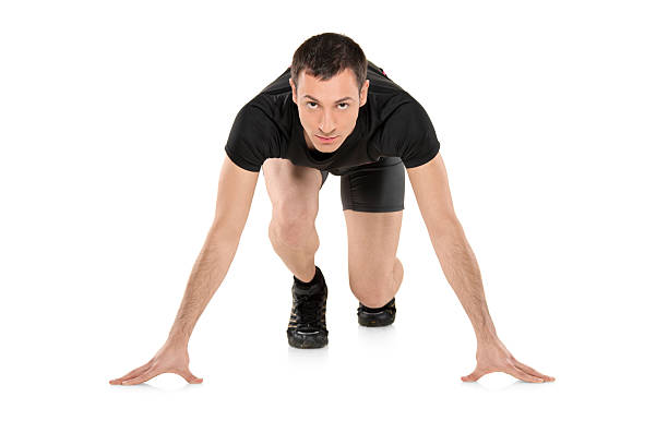 portrait de pleine longueur d'un athlète masculin prêt à courir - male body sport exercising photos et images de collection