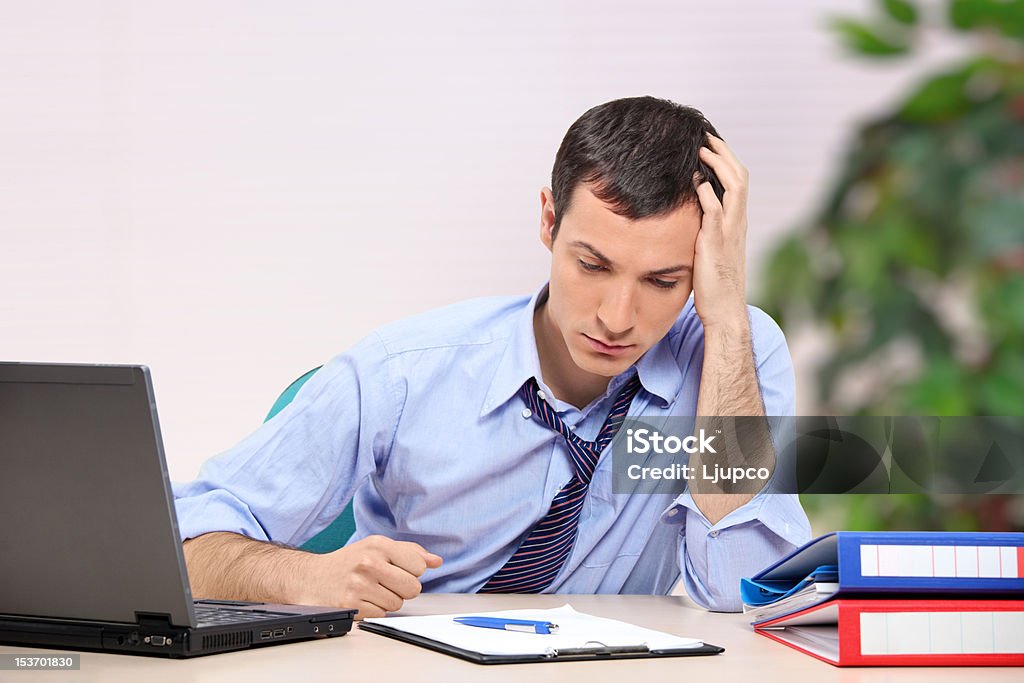 절망적인 젊은 남자 사업가 사무실 - 로열티 프리 깨짐 스톡 사진