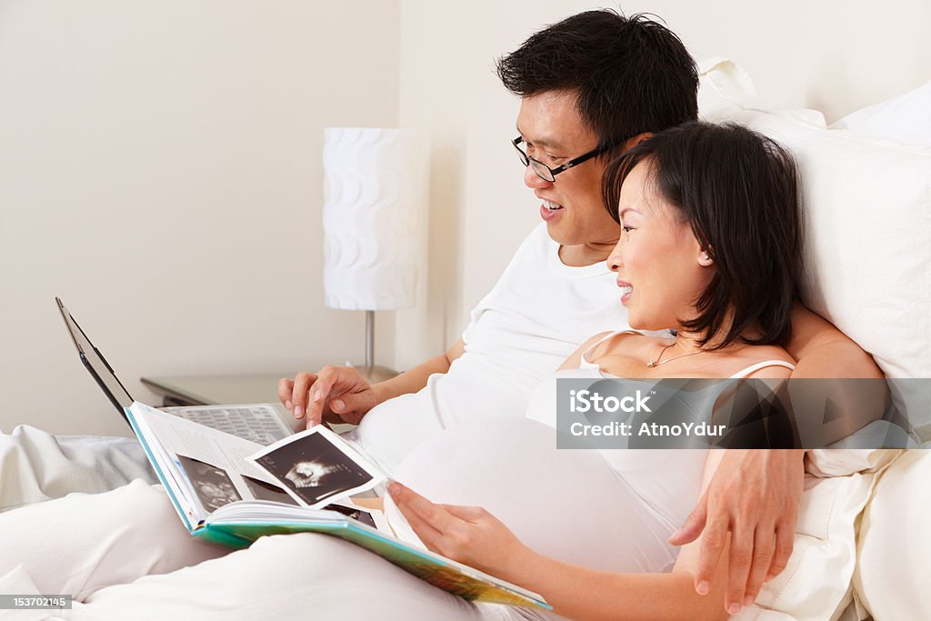 Беременная женщина и ее муж тратить время togeher - Стоковые фото Беременная роялти-фри