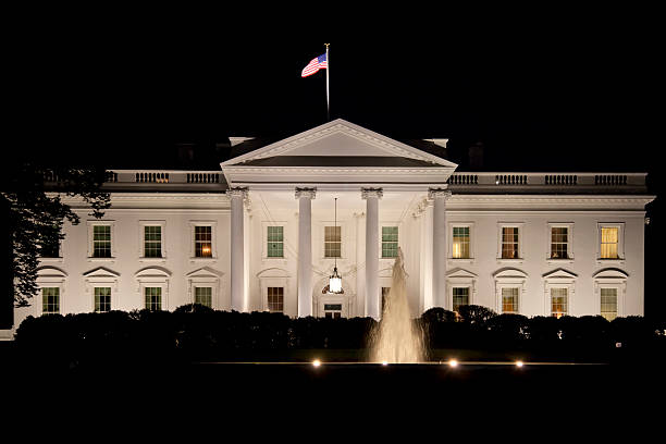 Casa blanca en la noche - foto de stock