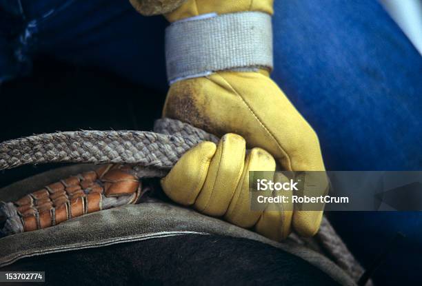 Luva De Rodeo Cowboy Agarrar Corda - Fotografias de stock e mais imagens de Montar Touros - Montar Touros, Vaqueiro, Rodeio