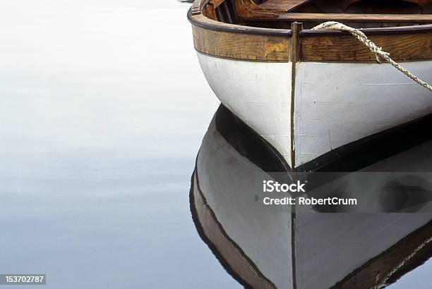 Barca A Remi E Riflesso Nellacqua - Fotografie stock e altre immagini di Barca a remi - Barca a remi, Vecchio, Legno