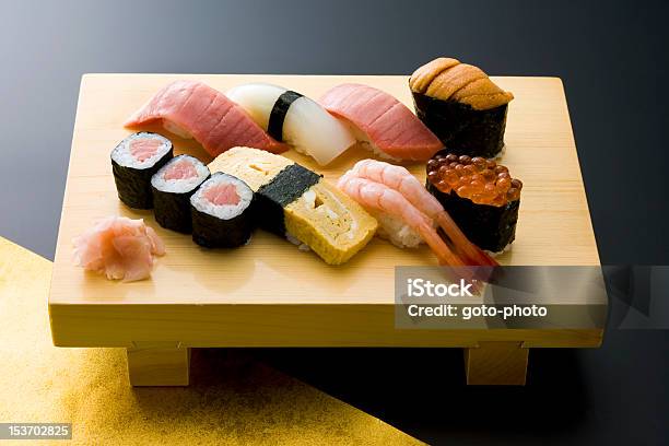 Sushi Stockfoto und mehr Bilder von Fisch - Fisch, Fische und Meeresfrüchte, Fotografie