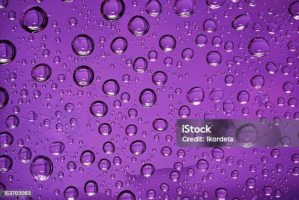 Gocce Dacqua In Luce Violetta - Fotografie stock e altre immagini di Viola - Colore - Viola - Colore, Acqua, Goccia