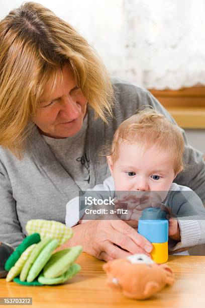 おばあちゃんが孫 - 幼児のストックフォトや画像を多数ご用意 - 幼児, 抱きしめる, 母親